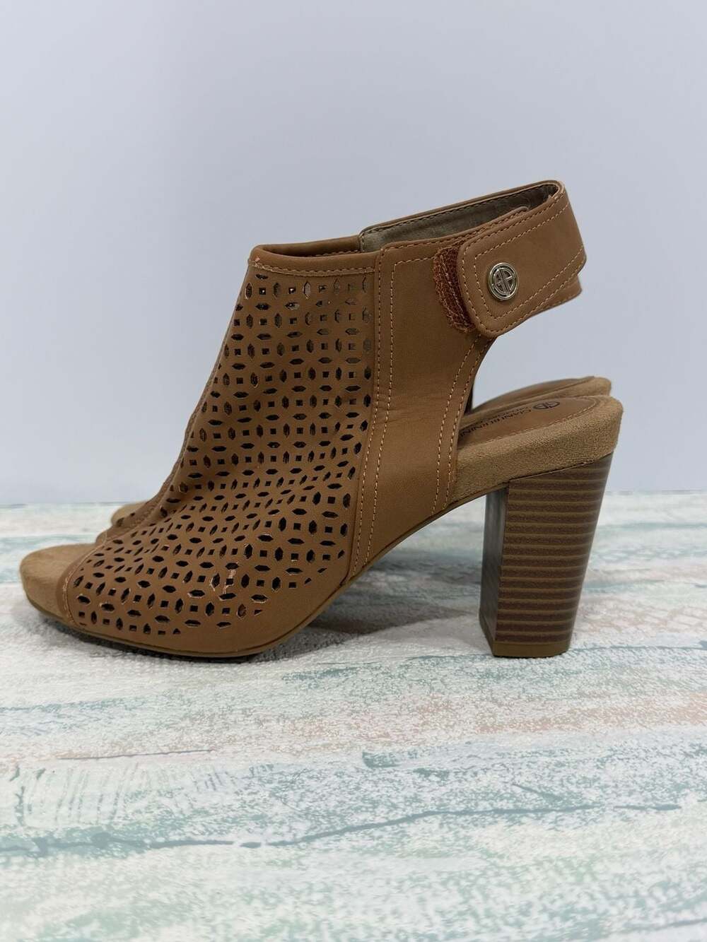 Giani Bernini Joiseyy Perforated Shooties Size 7M Tan Memory Foam Heels